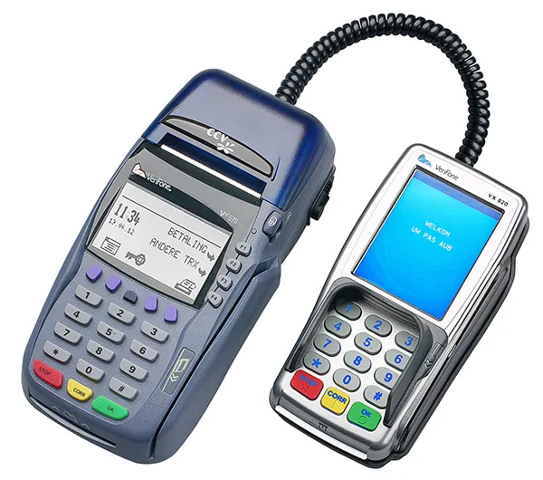 Een CCV-betaalterminal die met de kassa van Salonworld verbonden is